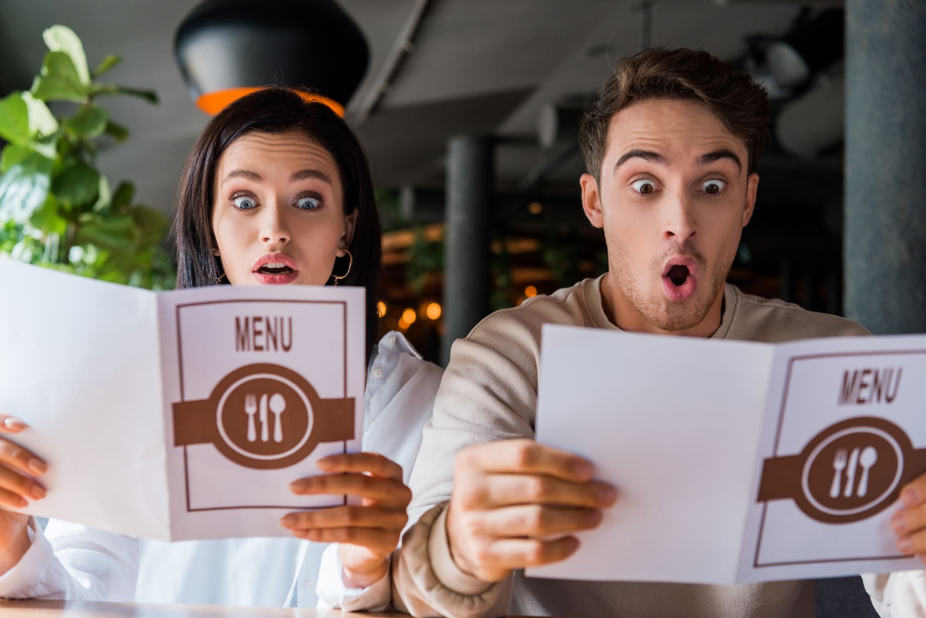 Menú y carta de restaurante en verano con platos frescos y ligeros