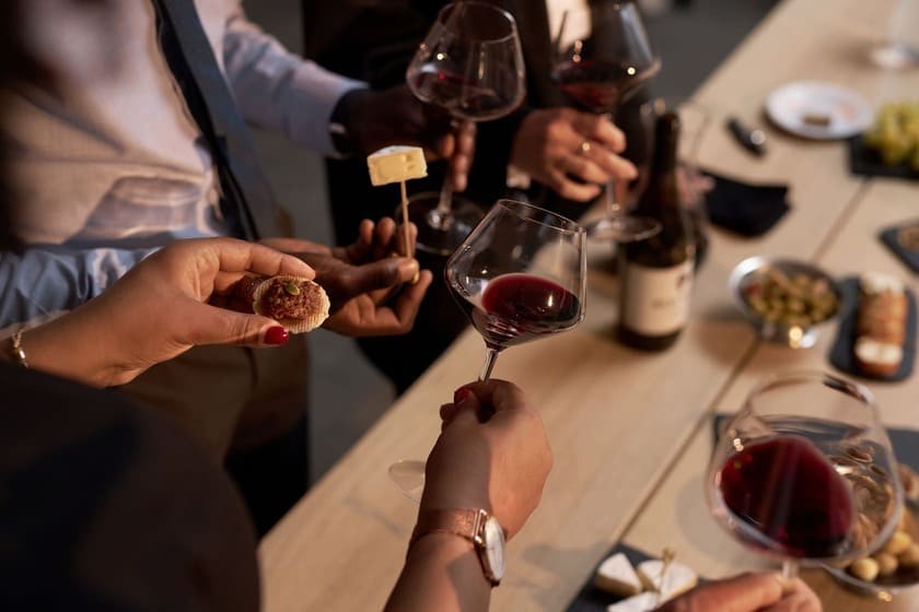 Clientes disfrutando de una cata de vinos