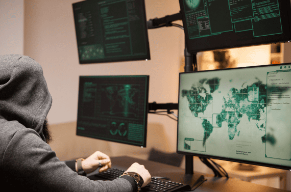 Hacker robando datos, ransomware, phising