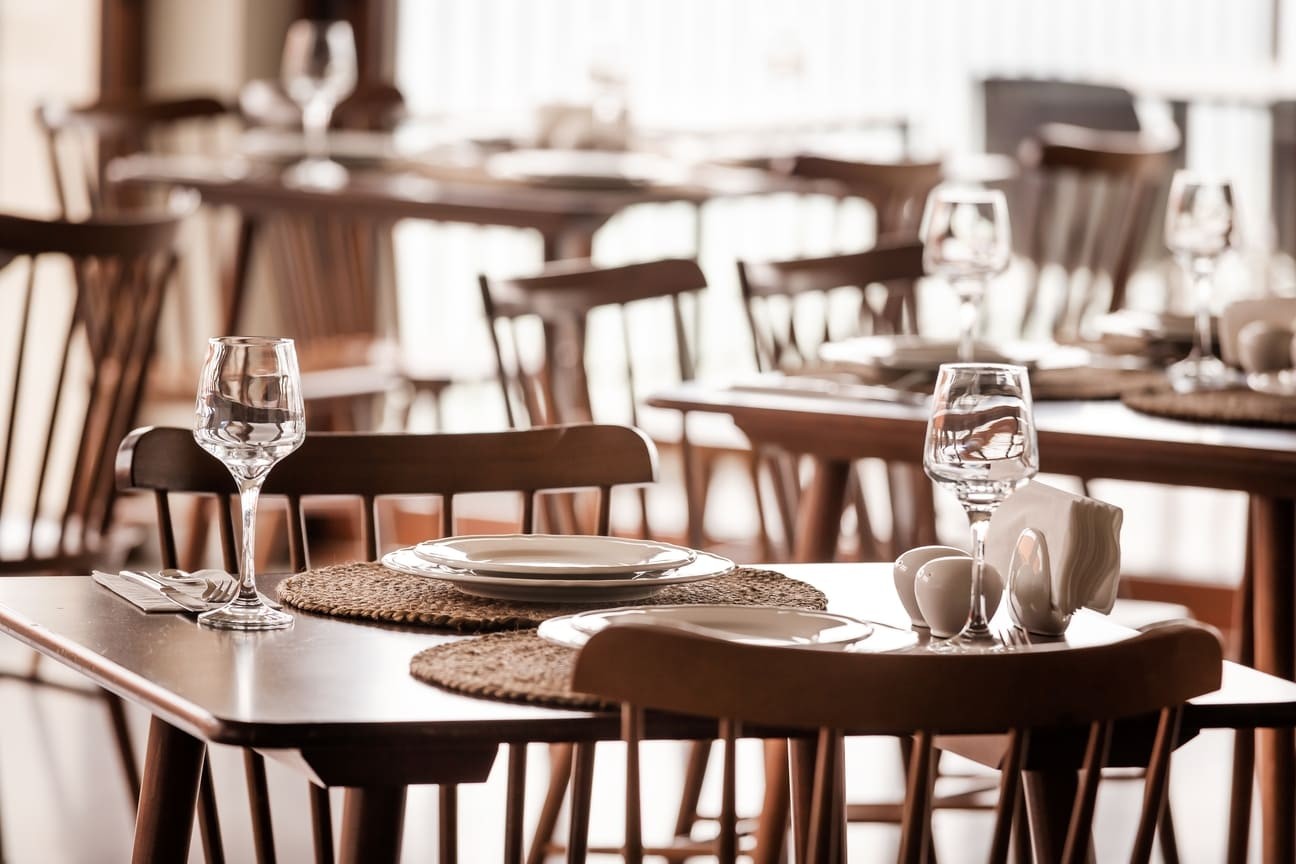 CaMesas del restaurante listas para el turno de comida