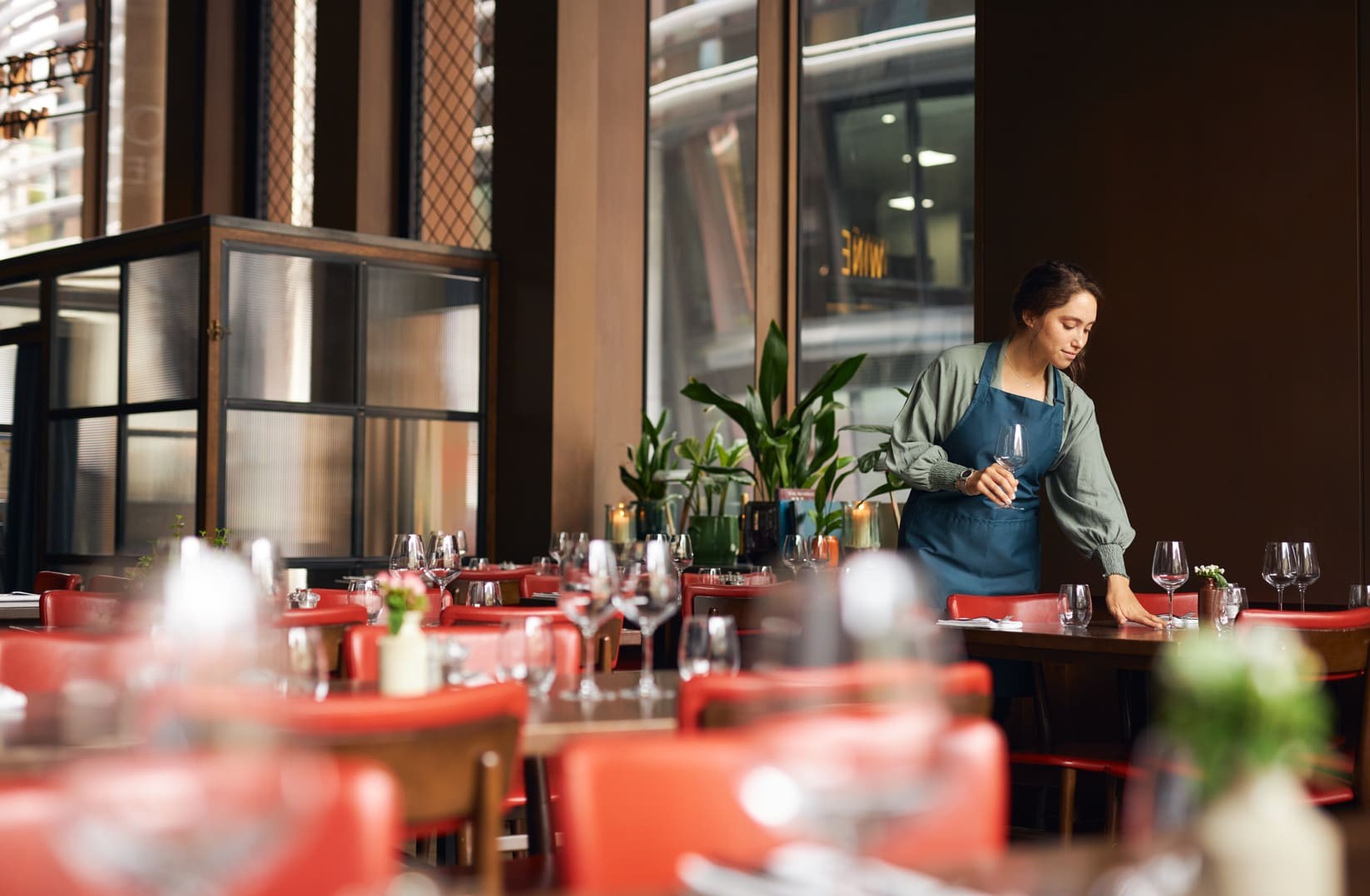 Camarera prepara restaurante para turno de comida