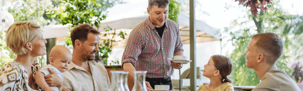 Mesa reservada online en la terraza del restaurante en verano