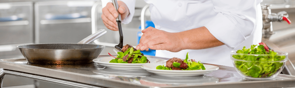 Cocina de ensamblaje en restaurante