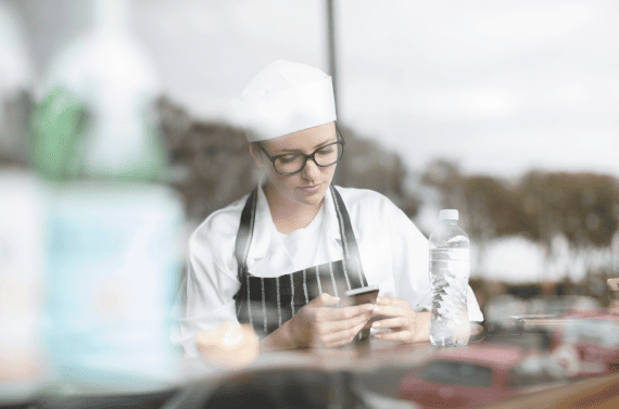 Cocinera leyendo reseñas del restaurante