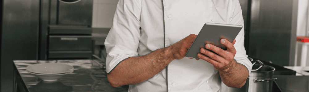 Digitalización y experiencia del cliente, claves para evitar el cierre de tu restaurante Equipo de restaurante usando herramientas digitales
